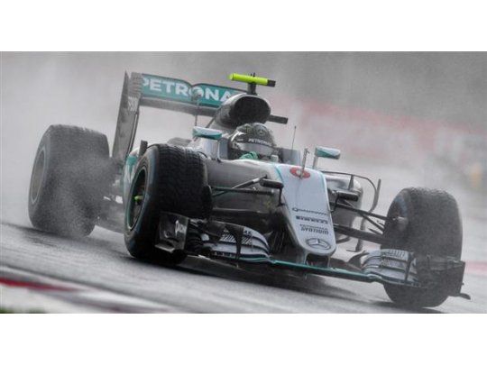 El piloto alemán superó a su compañero de Mercedes, Lewis Hamilton.