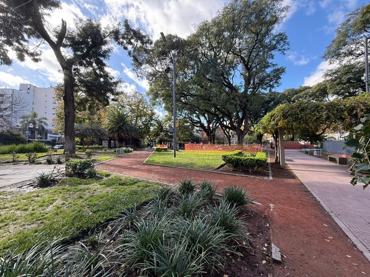 La Plaza Aristóbulo del Valle, entre Baigorria y Campana, una de las principales del barrio La Plaza Aristóbulo del Valle, entre Baigorria y Campana, una de las principales del barrio