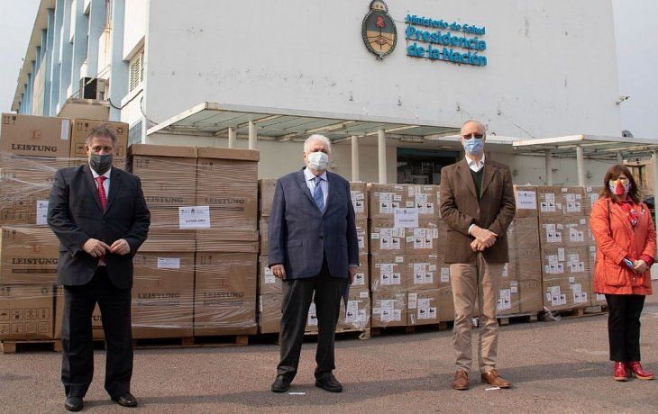El Ministro de Salud de la Nación, Ginés González García, entregó equipamiento para afrontar al coronavirus. 
