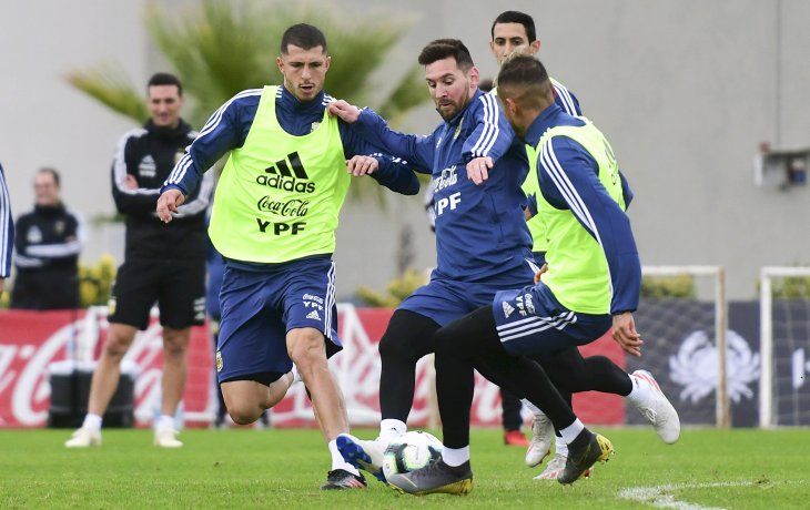 Lionel Messi entre tres rivales. Al capitán de la Selección se lo vio muy activo en el entrenamiento.