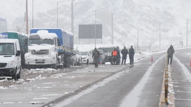 El temporal de nieve mantiene cerrados varios pasos fronterizos entre Argentina y Chile y complica el transporte de cargas.