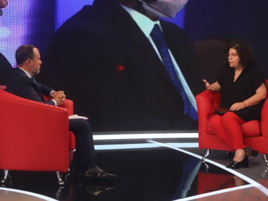 La ministra de Salud, Carla Vizzotti, junto al periodista Gustavo Sylvestre.