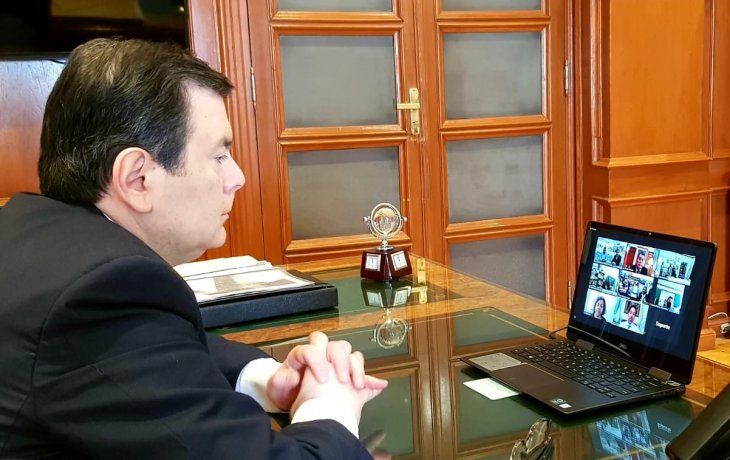 El gobernador de Santiago del Estero, Gerardo Zamora, durante una videoconferencia este lunes con el ministro de Educaci&oacute;n, Nicol&aacute;s Trotta, y con directivos y docentes de la provincia.