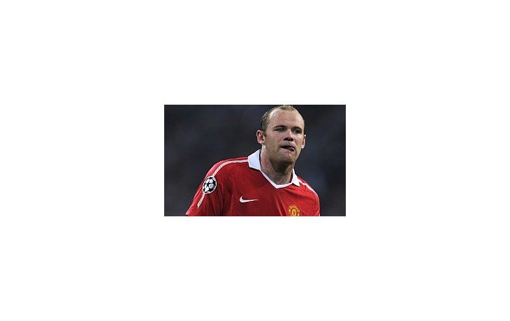 Los periodistas escuchaban el celular de Rooney.