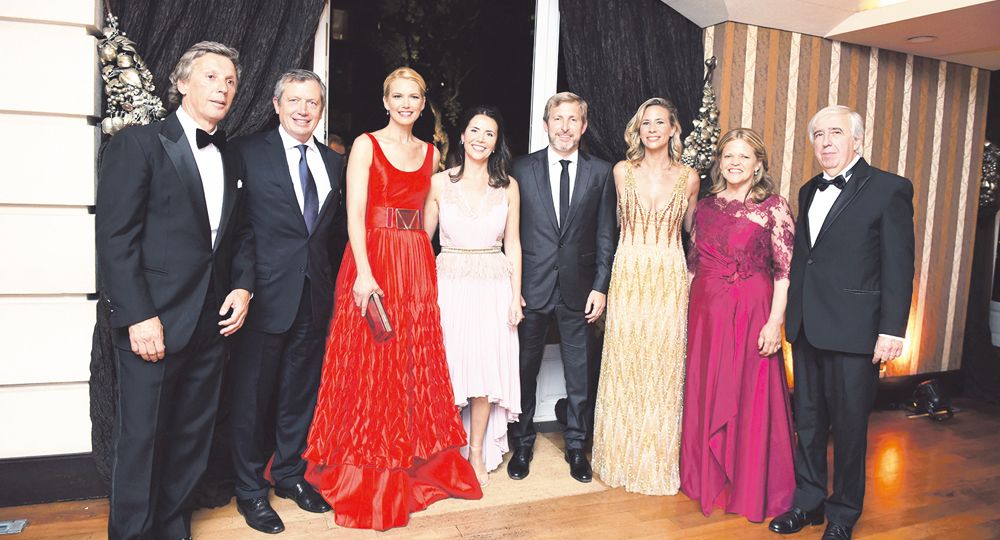 Gala. Alejandro Gravier, Emilio Monzó, Valeria Mazza, Karen Monzó, Rogelio Frigerio y Victoria Costoya, en la cena para colaborar con el Hospital Universidad Austral. Récord de recaudación en el Duhau para el evento que encabezó la emblemática modelo argentina.