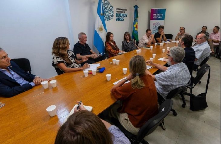 Bajo el título “Frente al show del Presidente Milei con el sable de San Martín”, el documento cuestiona el Decreto 81/2026.