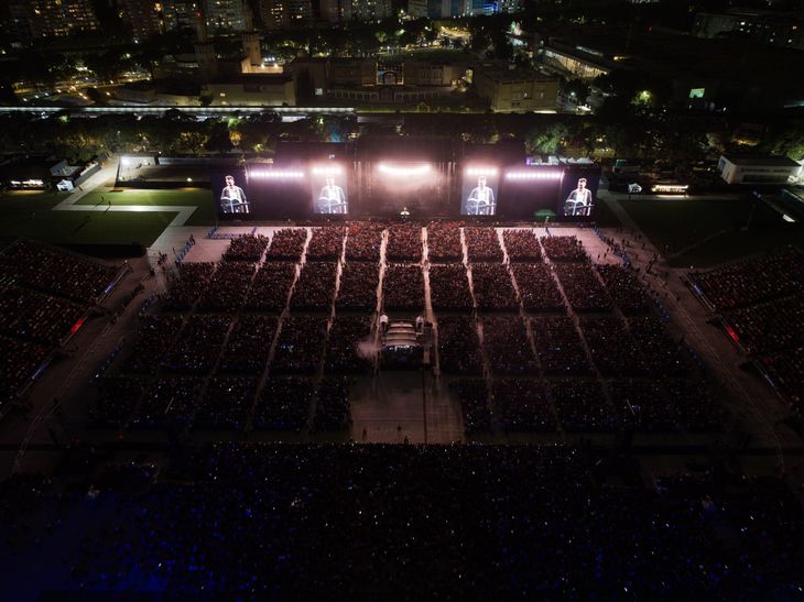 El cantante español repasó clásicos de toda su carrera durante más de dos horas de show. El cantante español repasó clásicos de toda su carrera durante más de dos horas de show.