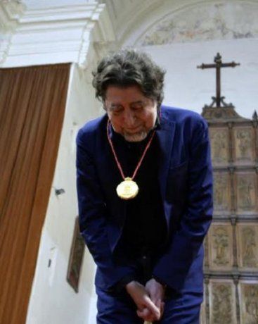 Joaquín Sabina al recibir la concesión de la Medalla de Oro de la ciudad  de Úbeda y su nombramiento como Hijo Predilecto.