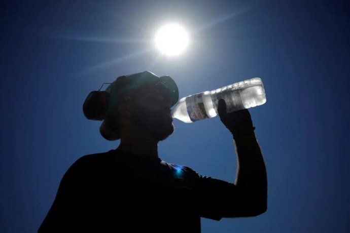 Mantenerse hidratado es una acción recomendada para las altas temperaturas