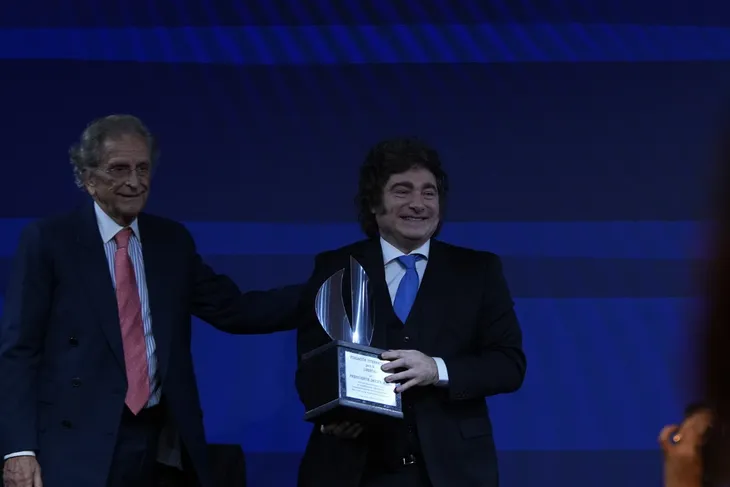 Javier Milei recibió una distinción en manos del economista Alberto Benegas Lynch (h).