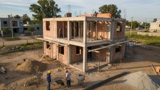 Avance de obra en el Gran Buenos Aires: La estructura toma forma con el esfuerzo diario de los albañiles, transformando el plano en realidad
