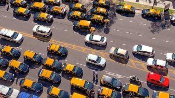 masiva protesta de taxistas contra las apps de viajes