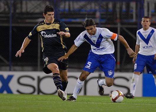 Fabián Cubero recupera la pelota y comienza un nuevo ataque de Vélez.