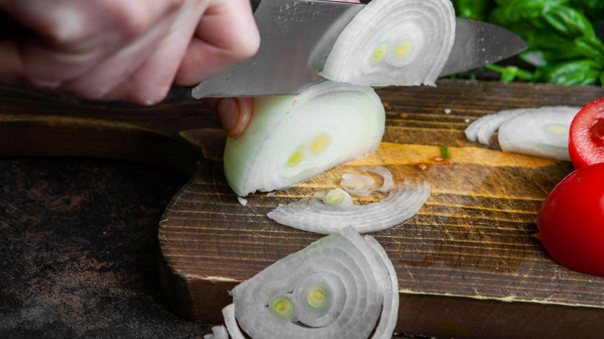 The infallible trick to cut onions without crying that went viral on Tik Tok