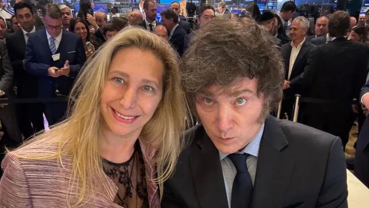 La imagen del presidente Javier Milei cae en las encuestas al calor de los hechos de corrupción. A las causas por $LIBRA y ANDIS que afectan al libertario y a su hermana, se le suman las denuncias contra Manuel Adorni, persona de extrema confianza del binomio. La imagen del presidente Javier Milei cae en las encuestas al calor de los hechos de corrupción. A las causas por $LIBRA y ANDIS que afectan al libertario y a su hermana, se le suman las denuncias contra Manuel Adorni, persona de extrema confianza del binomio.