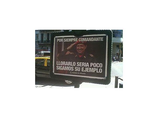La Ciudad fue empapelada al día siguiente a la muerte de Hugo Chávez con un afiche en homenaje. (Foto: ámbito.com)