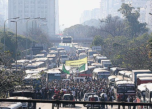 El tránsito en la 9 de Julio se saturó con micros que de distintas localidades llevaron a los manifestantes del oficialismo a escuchar a Néstor Kirchner frente al Congreso.