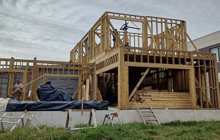 En countries y urbanizaciones del Gran Buenos Aires crece la demanda de viviendas sustentables construidas con estructura wood frame En countries y urbanizaciones del Gran Buenos Aires crece la demanda de viviendas sustentables construidas con estructura wood frame