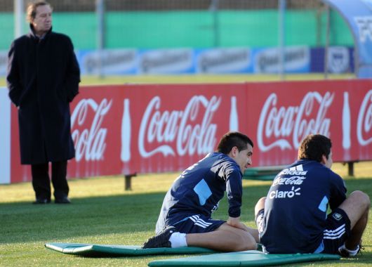 Carlos Bilardo estuvo presente en el inicio de la era Sabella en el predio de Ezeiza.