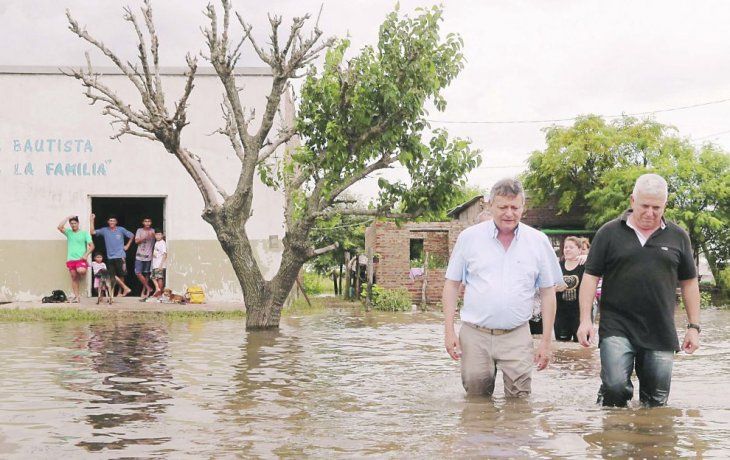 Reacción. Avanza la asistencia nacional y provincial a los damnificados por las inundaciones. Los distritos más golpeados son Santa Fe (arriba), Chaco (abajo, con Peppo recorriendo zonas afectadas) y Corrientes.