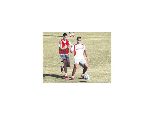 Rogelio Gabriel Funes Mori lucha con Jonatan Maidana. El juvenil delantero seguirá siendo titular, lo mismo que el peruano Ballón.