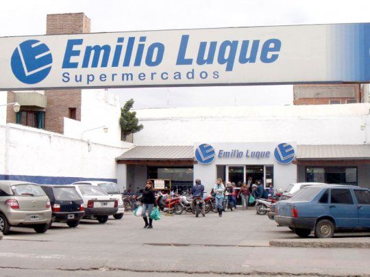 La firma estuvo vinculada con la distribución de bebidas a fines de la década del ´70 hasta que en 1992 abrió su primer supermercado mayorista en San Miguel de Tucumán.