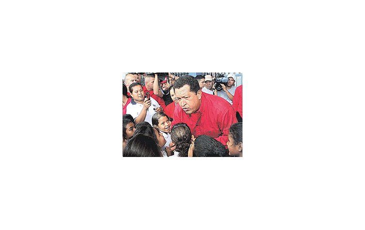 Preocupado por encuestas que no le son del todo favorables, Hugo Chávez utilizó durante todala campaña electoral un lenguaje bélico, que incluyó serias amenazas a la oposición. Venezuelavotará el domingo en un clima de fuerte tensión.