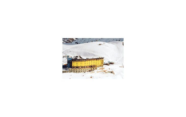 ámbito.com | El hotel de Ski Portillo fue inaugurado en 1949 y está totalmente reciclado en su interior.