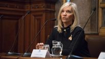 Beatriz Argimón espera este sábado las firmas del PIT-CNT por el plebiscito contra la reforma de la seguridad social.