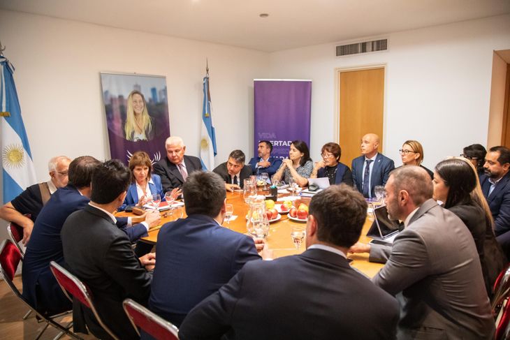 Antes de la reunión con jefes de bloques, La Libertad Avanza mantuvo un encuentro interno para debatir el temario de extraordinarias.