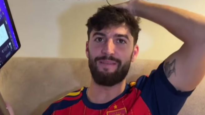 Carlos García, influencer español, intentó encontrar la forma más barata de viajar al Mundial desde España.