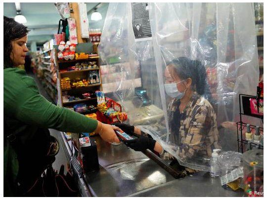 En los comercios aún abiertos, se protegen con todos los medios posibles