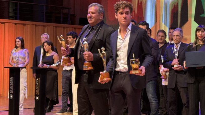 Beto Martínez, papá del Dibu, y Colapinto, con los Olimpia de Oro.