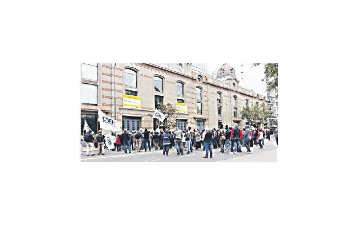 Los vendedores ambulantes que fueron desalojados la semana pasada por la Policía del barrio de Flores exigieron  una solución frentre a la Dirección de Espacio Público.