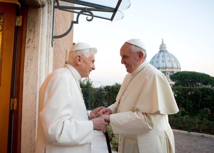 Antes de Navidad, Francisco visitó a Benedicto XVI (foto 1)