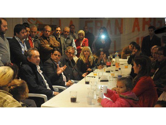 Daniel Scioli se entrevistó con vecinos de Tigre y jóvenes estudiantes.