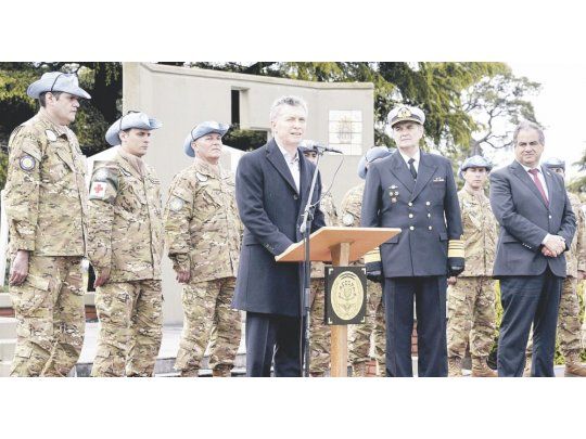 Misión. Mauricio Macri participó ayer de la ceremonia de despedida de los Cascos Azules argentinos que integrarán la Misión de Naciones Unidas.