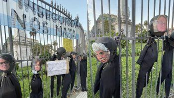 Legisladoras porteñas del FdT pidieron identificar a las personas que colgaron los muñecos que simulaban ahoracamientos.&nbsp;