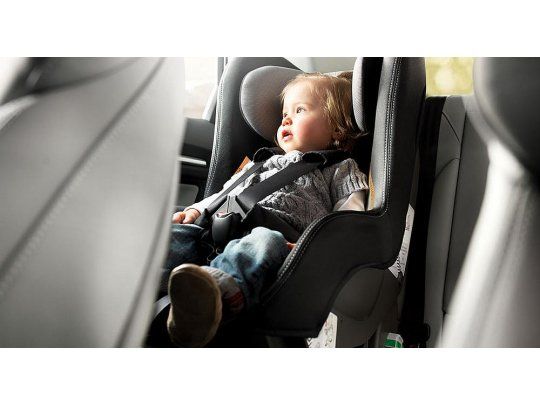 Los niños hasta 10 años deberán viajar con silla de seguridad en el auto