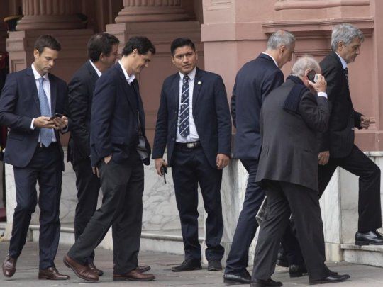 Empresarios vinculados con el consumo masivo llegando a la Casa Rosada para reunirse con Macri.