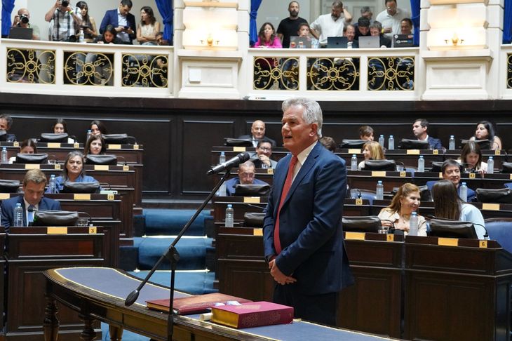 El libertario Héctor Gay, jurando como nuevo diputado bonaerense. El libertario Héctor Gay, jurando como nuevo diputado bonaerense.