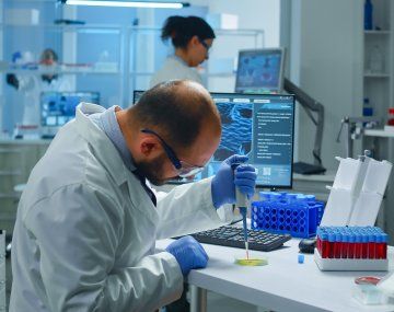 El tratamiento revolucionario consistió en eliminar su antiguo sistema inmunitario y desarrollar uno nuevo. El tratamiento revolucionario consistió en eliminar su antiguo sistema inmunitario y desarrollar uno nuevo.