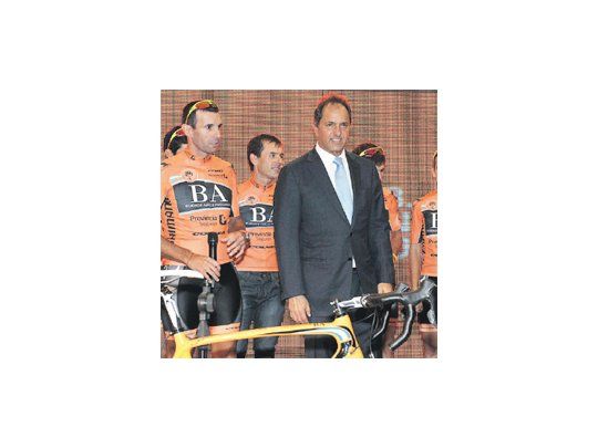 El capitán , Walter Pérez, junto con el gobernador bonaerense, Daniel Scioli, y los Cascos Naranjas durante el lanzamiento del equipo, que se realizó en el edificio corporativo del Grupo Provincia.