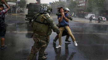 chile: batalla campal en santiago, amplian toque de queda y ya son 15 los muertos