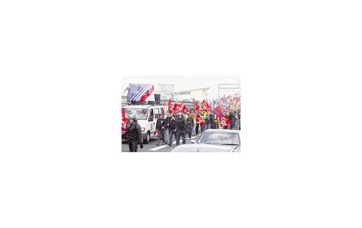 Manifestantes bloquearon la entrada de varias terminales de aeropuertos franceses. Piden que no se eleve la edad jubilatoria.