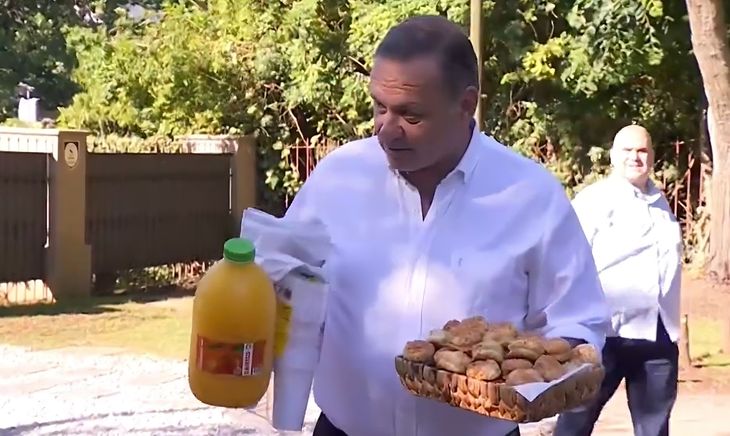 Álvaro Delgado brought scones to the journalists who were waiting for him at the door of his house. Álvaro Delgado brought scones to the journalists who were waiting for him at the door of his house.