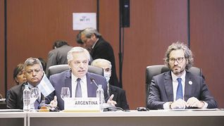 bloque. Alberto Fernández ayer durante su alocución en la LX Cumbre de Jefes de Estado del Mercosur junto a Santiago Cafiero.