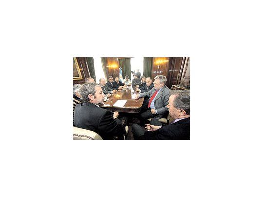 Julio Cobos hizo ayer oposición al recibir en su despacho a la Mesa de Enlace agropecuariajunto al senador radical por Río Negro Pablo Verani.