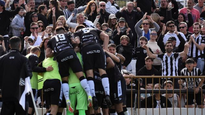 Los hinchas de Gimnasia y Esgrima de Mendoza celebraron a lo grande el ascenso a Primera División tras la definición por penales ante Deportivo Madryn en Vicente López.