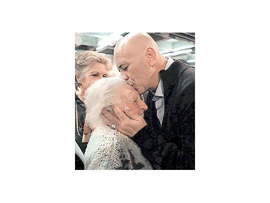 ¿Afrancesado? JorgeTelerman hizo una exhibiciónde sus sentimientosabrazando a una dama de99 años en el acto decampaña en Palermo deayer. Ahora va a Lugano aofrecer un hospital.